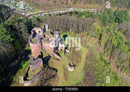 Luftaufnahme der Burg Neudahn, mittelalterliche Festung im Village Dahn, Wasgau, Rheinland-Pfalz, Deutschland Stockfoto