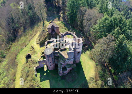 Luftaufnahme der Burg Neudahn, mittelalterliche Festung im Village Dahn, Wasgau, Rheinland-Pfalz, Deutschland Stockfoto