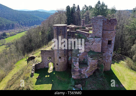 Luftaufnahme der Burg Neudahn, mittelalterliche Festung im Village Dahn, Wasgau, Rheinland-Pfalz, Deutschland Stockfoto