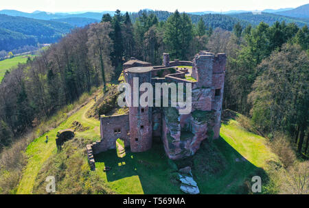 Luftaufnahme der Burg Neudahn, mittelalterliche Festung im Village Dahn, Wasgau, Rheinland-Pfalz, Deutschland Stockfoto