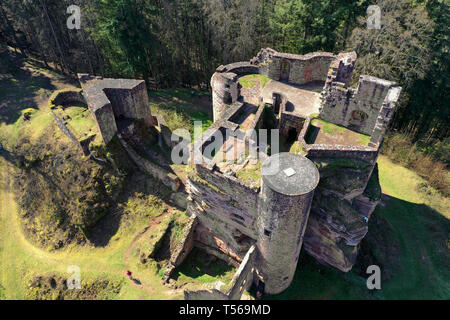 Luftaufnahme der Burg Neudahn, mittelalterliche Festung im Village Dahn, Wasgau, Rheinland-Pfalz, Deutschland Stockfoto