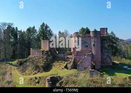 Luftaufnahme der Burg Neudahn, mittelalterliche Festung im Village Dahn, Wasgau, Rheinland-Pfalz, Deutschland Stockfoto