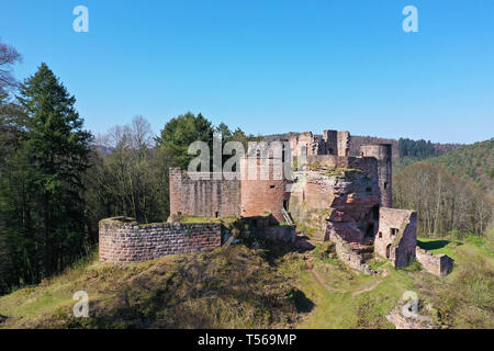 Luftaufnahme der Burg Neudahn, mittelalterliche Festung im Village Dahn, Wasgau, Rheinland-Pfalz, Deutschland Stockfoto