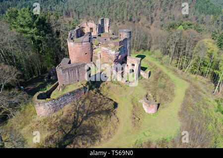 Luftaufnahme der Burg Neudahn, mittelalterliche Festung im Village Dahn, Wasgau, Rheinland-Pfalz, Deutschland Stockfoto