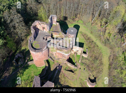 Luftaufnahme der Burg Neudahn, mittelalterliche Festung im Village Dahn, Wasgau, Rheinland-Pfalz, Deutschland Stockfoto