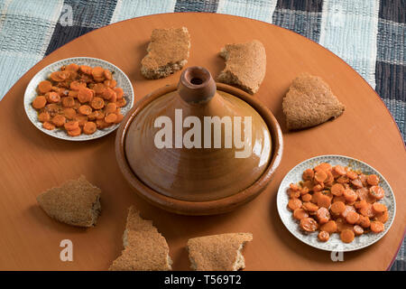 Traditionelle marokkanische Tajine, möhre Salat und Brot auf dem Tisch für das Abendessen Stockfoto