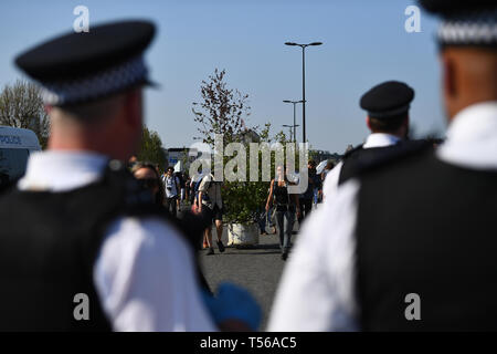 Bäume sind vom Aussterben Rebellion Demonstration auf der Waterloo Bridge in London genehmigt. Stockfoto