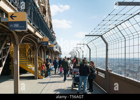 Paris, Frankreich, 31. März 2019: die Menschen besuchen Eiffel Tower Observation Deck. Stockfoto