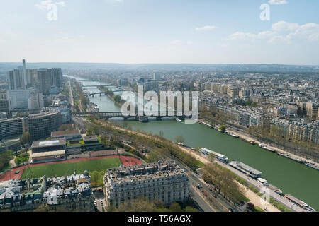 Antenne Panoramablick auf Paris Stadtbild mit Seine, Bir Hakeim Brücke, Insel der Schwäne Stockfoto