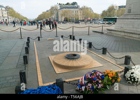 Paris, France - April 2, 2019: die ewige Flamme des Grabmal des Unbekannten Soldaten unter dem Triumphbogen Stockfoto