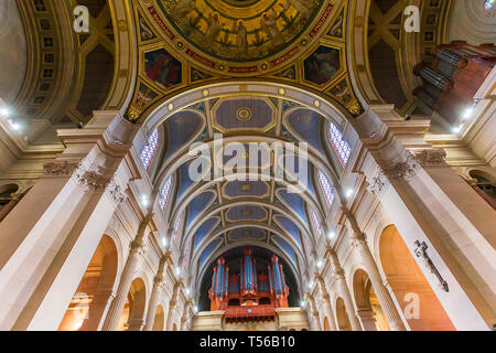 PARIS, Frankreich, 26. Oktober 2016: Interieur und architektonischen Details von Saint Francois Xavier Kirche, 26. Oktober 2016 in Paris, Frankreich Stockfoto