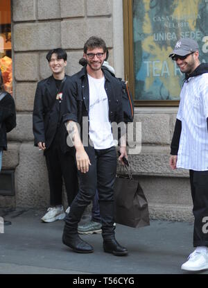 Stefano De Martino hält Fans begrüßen nach dem Shopping in der Kirche mit: Stefano De Martino, Wo: Mailand, Italien Wann: 21 Mar 2019 Credit: IPA/WENN.com ** Nur für die Veröffentlichung in Großbritannien, den USA, Deutschland, Österreich, Schweiz ** verfügbar Stockfoto