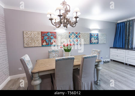 MINSK, Weißrussland - Januar, 2019: luxure Küche Innenraum des Loft Wohnung Apartments Stockfoto