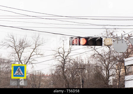 Der Ampel leuchtet rot. Es gibt 90 Sekunden bevor die Farbe ändern. Es gibt auch einen Fußgängerüberweg Zeichen im Hintergrund. Stockfoto