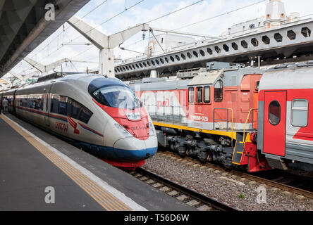 Plattform der Bahnhof Moskau mit einem modernen Sapsan high speed Bullet Zug warten auf Passagiere an Bord. Sankt Petersburg, Russland. Stockfoto