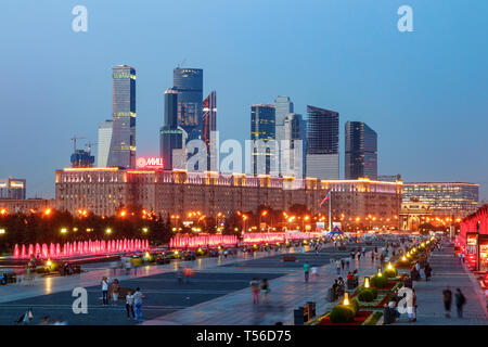 Poklonnaya Hügel, Kutusovkij Prospekt bei Sonnenuntergang mit der Moscow International Business Center (MIBC) im Hintergrund. Moskau, Russland. Stockfoto