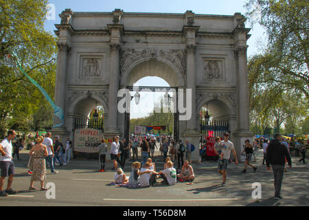 Marble Arch, London, 21. April 2019: Volk saß auf der Straße von Marble Arch an Tag 7 der Erweiterung Rebellion Demonstration, die im Laufe der Woche vier Standorte besetzt hatten, Marble Arch, Oxford Circus, Waterloo Bridge und Parliament Square. Den nicht gewalttätigen Demonstranten protestieren zu fordern, dass die Regierung notfalls Maßnahmen auf das Klima und ökologische Krise. Fotos: David Mbiyu/Alamy leben Nachrichten Stockfoto