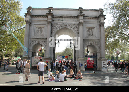 Marble Arch, London, 21. April 2019: Volk saß auf der Straße von Marble Arch an Tag 7 der Erweiterung Rebellion Demonstration, die im Laufe der Woche vier Standorte besetzt hatten, Marble Arch, Oxford Circus, Waterloo Bridge und Parliament Square. Den nicht gewalttätigen Demonstranten protestieren zu fordern, dass die Regierung notfalls Maßnahmen auf das Klima und ökologische Krise. Fotos: David Mbiyu/Alamy leben Nachrichten Stockfoto