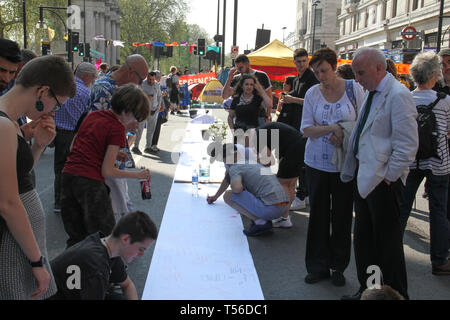 Marble Arch, London, 21. April 2019: Demonstranten bei Marble Arch an Tag 7 der Erweiterung Rebellion Demonstration, die im Laufe der Woche vier Standorte besetzt hatten, Marble Arch, Oxford Circus, Waterloo Bridge und Parliament Square. Den nicht gewalttätigen Demonstranten protestieren zu fordern, dass die Regierung notfalls Maßnahmen auf das Klima und ökologische Krise. Fotos: David Mbiyu/Alamy leben Nachrichten Stockfoto