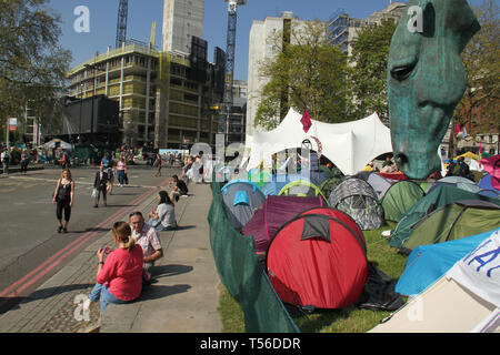 Marble Arch, London, 21. April 2019: ein Meer von demnstrator Zelte bei Marble Arch an Tag 7 der Erweiterung Rebellion Demonstration, die im Laufe der Woche vier Standorte besetzt hatten, Marble Arch, Oxford Circus, Waterloo Bridge und Parliament Square. Den nicht gewalttätigen Demonstranten protestieren zu fordern, dass die Regierung notfalls Maßnahmen auf das Klima und ökologische Krise. Fotos: David Mbiyu/Alamy leben Nachrichten Stockfoto