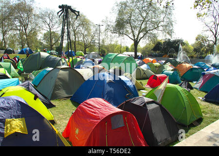 Marble Arch, London, 21. April 2019: ein Meer von demnstrator Zelte bei Marble Arch an Tag 7 der Erweiterung Rebellion Demonstration, die im Laufe der Woche vier Standorte besetzt hatten, Marble Arch, Oxford Circus, Waterloo Bridge und Parliament Square. Den nicht gewalttätigen Demonstranten protestieren zu fordern, dass die Regierung notfalls Maßnahmen auf das Klima und ökologische Krise. Fotos: David Mbiyu/Alamy leben Nachrichten Stockfoto