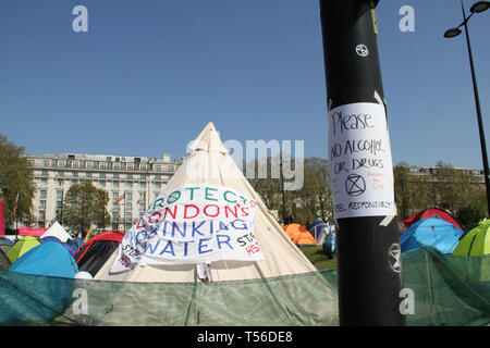 Marble Arch, London, 21. April 2019: ein Meer von demnstrator Zelte bei Marble Arch an Tag 7 der Erweiterung Rebellion Demonstration, die im Laufe der Woche vier Standorte besetzt hatten, Marble Arch, Oxford Circus, Waterloo Bridge und Parliament Square. Den nicht gewalttätigen Demonstranten protestieren zu fordern, dass die Regierung notfalls Maßnahmen auf das Klima und ökologische Krise. Fotos: David Mbiyu/Alamy leben Nachrichten Stockfoto