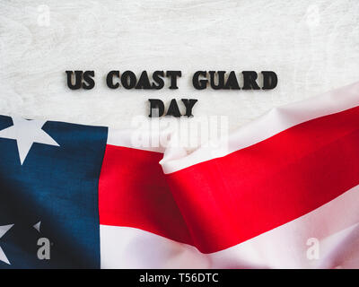 Schöne Karte für US Coast Guard Tag. Holz- Briefe mit einem Congratulatory Inschrift auf einem weißen Hintergrund. Nahaufnahme, Ansicht von oben. Herzlichen Glückwunsch für Stockfoto