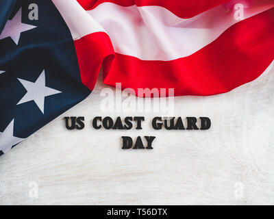 Schöne Karte für US Coast Guard Tag. Holz- Briefe mit einem Congratulatory Inschrift auf einem weißen Hintergrund. Nahaufnahme, Ansicht von oben. Herzlichen Glückwunsch für Stockfoto