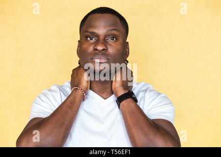 Attraktive African American man hält die Hände im Nacken. Stockfoto