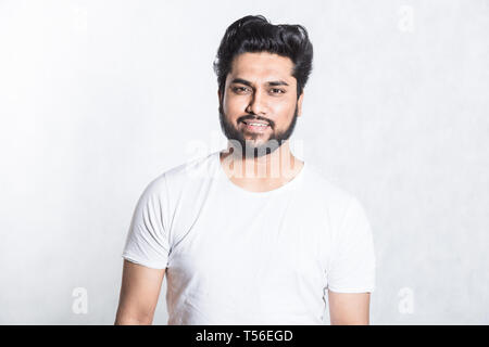 Porträt von einem gutaussehenden Jungen stilvollen Mann mit Bart. Stockfoto