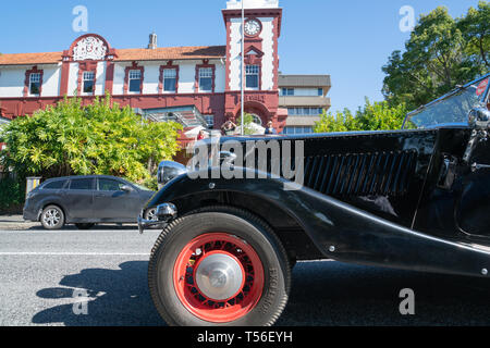 <TAURANGA NEUSEELAND - 20. APRIL 2019; Oldtimer Parade in Willow Street, 1940 Post Office Gebäude. Stockfoto