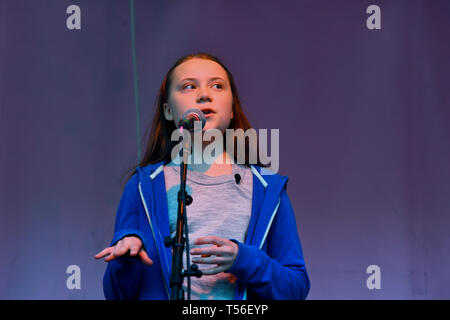 Der 16-jährige schwedische Klima Aktivistin Greta Thunberg Adressen das Aussterben Rebellion Demonstranten bei Marble Arch in London. Stockfoto