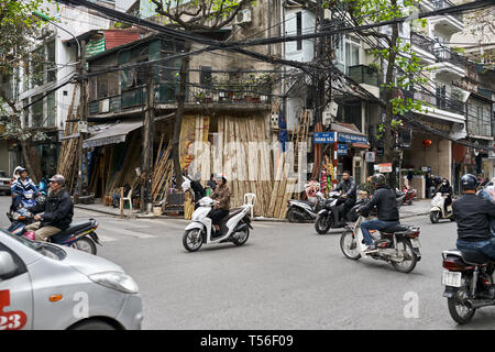 Stadt Straße mit Motorradfahrer in Hanoi. Stockfoto