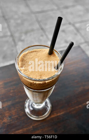 Erfrischung Eiskaffee trinken auf Tisch im Freien Stockfoto