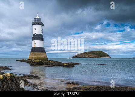 Penmon Point Lighthouse, Anglesey, Wales, Großbritannien Stockfoto