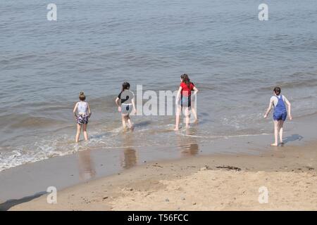 Cleveleys Blackpool Lancashire, UK April 2019 21 - Jugendliche spielen im Meer genießen. Stockfoto