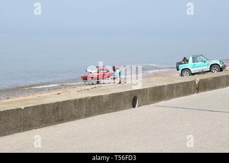 Cleveleys Blackpool Lancashire, Großbritannien - 21 April 2019 Jet Skier fertig, mit seinem Hund zu beobachten aus der Rückseite des Autos zu starten. Stockfoto