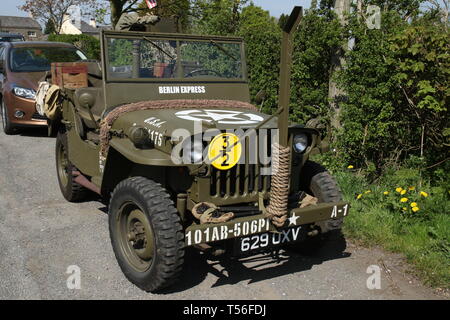 Blackpool Lancashire, Großbritannien - 21 April 2019 WW2 Willys Jeep Ford ausgestattet, Waffe und Munition Boxen und Taschen. Stockfoto