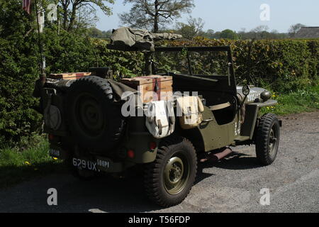 Blackpool Lancashire, Großbritannien - 21 April 2019 WW2 Willys Jeep Ford ausgestattet, Waffe und Munition Boxen und Taschen. Stockfoto