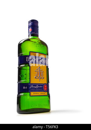 CHISINAU, Moldawien - April 21, 2019: Aufnahme der Tschechischen pflanzliche Bitterstoffe Becherovka Flasche am Pfingstmontag isoliert Stockfoto