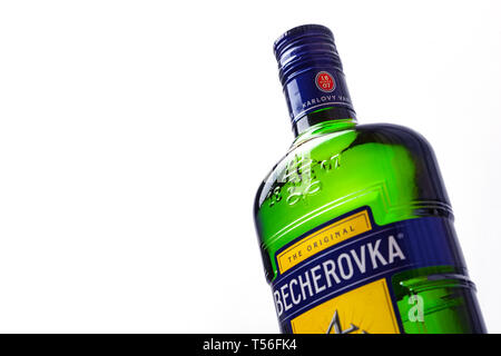 CHISINAU, Moldawien - April 21, 2019: Aufnahme der Tschechischen pflanzliche Bitterstoffe Becherovka Flasche am Pfingstmontag isoliert Stockfoto