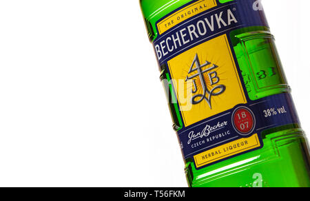 CHISINAU, Moldawien - April 21, 2019: Aufnahme der Tschechischen pflanzliche Bitterstoffe Becherovka Flasche am Pfingstmontag isoliert Stockfoto