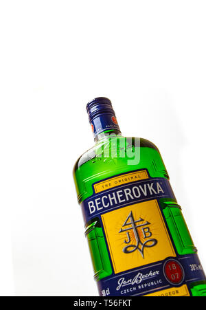 CHISINAU, Moldawien - April 21, 2019: Aufnahme der Tschechischen pflanzliche Bitterstoffe Becherovka Flasche am Pfingstmontag isoliert Stockfoto