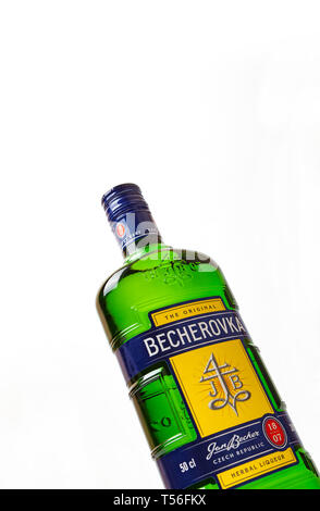 CHISINAU, Moldawien - April 21, 2019: Aufnahme der Tschechischen pflanzliche Bitterstoffe Becherovka Flasche am Pfingstmontag isoliert Stockfoto