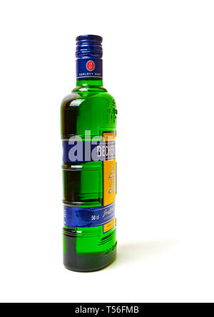 CHISINAU, Moldawien - April 21, 2019: Aufnahme der Tschechischen pflanzliche Bitterstoffe Becherovka Flasche am Pfingstmontag isoliert Stockfoto