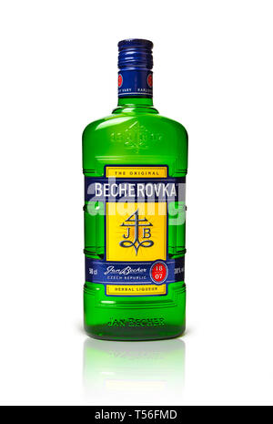 CHISINAU, Moldawien - April 21, 2019: Aufnahme der Tschechischen pflanzliche Bitterstoffe Becherovka Flasche am Pfingstmontag isoliert Stockfoto