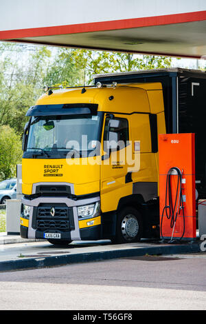 Nizza, Frankreich - Mai 7, 2016: Neue elektrische freundlich Renault T520 Yellow Truck der Formel 1 Sport Team im gesamten französischen Tankstelle mit dem schnellen Turbo Renault F1 Grand Prix Stockfoto