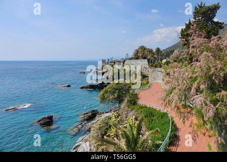 Panoramablick auf den Golf von Tigullio von der Strandpromenade an der felsigen Küste von Genua Nervi Gropallo mit dem mittelalterlichen Turm im 16. Jahrhunder t Stockfoto