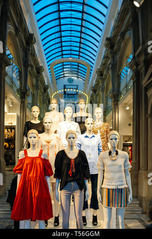 Athen, Griechenland - 26 Mar 2016: Gruppe von Schaufensterpuppen tragen H und M Mode Kleidung im Store auf Ermou 54 Straße mit mehreren LED-Leuchten innerhalb der alten Vintage Gebäude Stockfoto