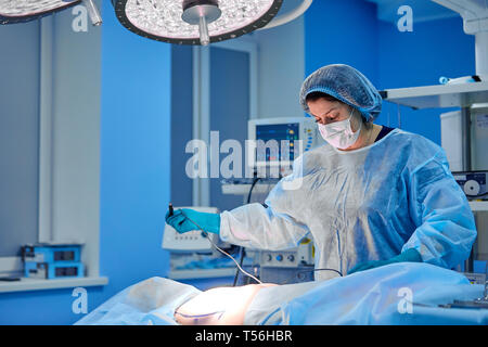 Die präoperative Protokoll, Krankenschwester bereitet Patienten Chirurgie. In den Chirurgischen zimmer Patienten. Stockfoto